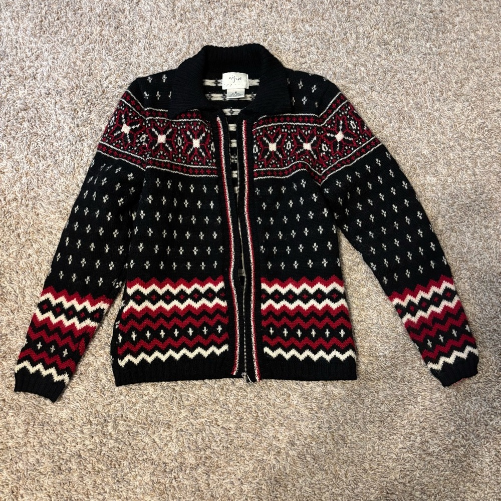 ❤️ Vintage 100% Wool Women's Black and Red Patterned Sweater
